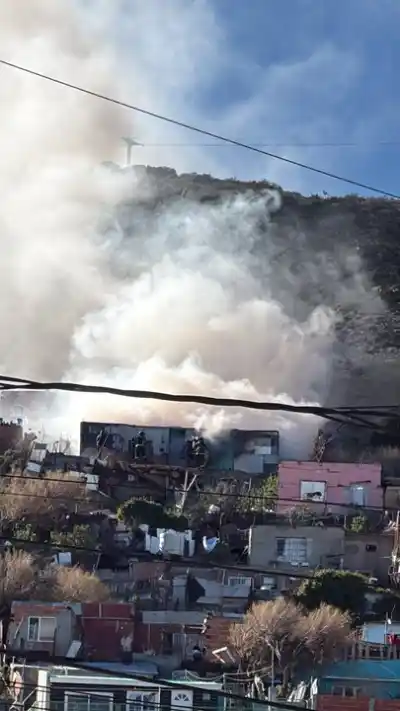 Las llamas devoraron una vivienda en el barrio Pietrobelli y los bomberos no dan abasto