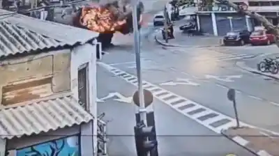 Impacto en Tel Aviv: una bomba racimo cayó en plena calle y el video muestra la escena de terror