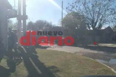 Misterio en el barrio Juan Felipe Ibarra: un auto se incendió y los vecinos lo apagaron con agua del canal