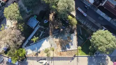 Demuelen la histórica fuente de la plaza Cabral: qué harán en su lugar