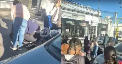 Un ciclista terminó en el asfalto tras ser rozado por un auto en pleno microcentro salteño