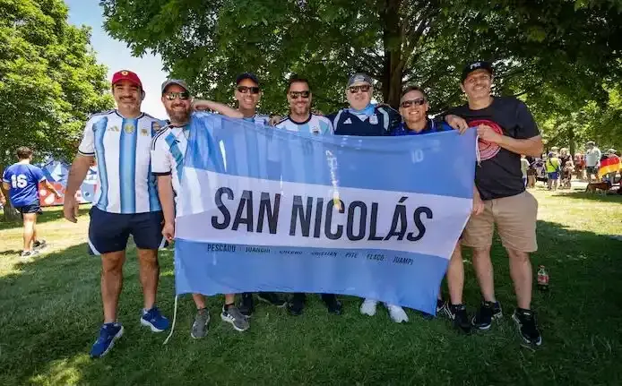 Siete amigos de San Nicolás se volvieron protagonistas de una inesperada historia en Kansas.