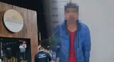 Un ladrón rompió el ventanal de un local de medialunas y las cámaras captaron todo