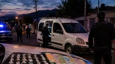Los usaban para vender droga y lo que encontraron adentro de la Kangoo dejó a todos helados