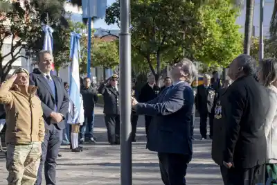 Izaron los símbolos patrios en Plaza Belgrano: ¿qué pasó esta mañana?
