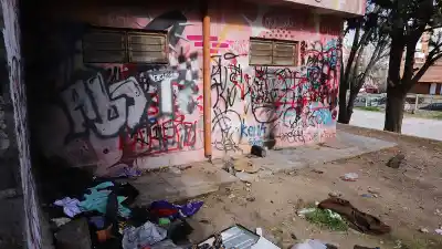 Un predio abandonado en pleno centro, un imán para la basura y el peligro: los vecinos exigen respuestas