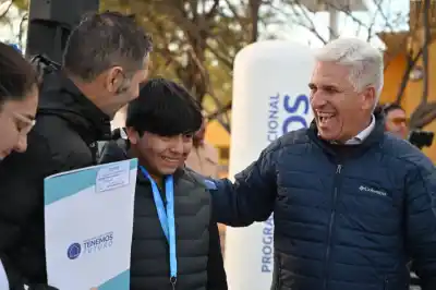 El emotivo momento en que cuatro familias de Los Manantiales recibieron las llaves de su nueva casa
