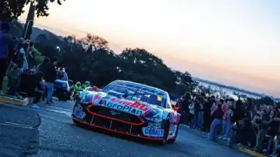 El Turismo Carretera deslumbró a los fanáticos en las calles de Paraná