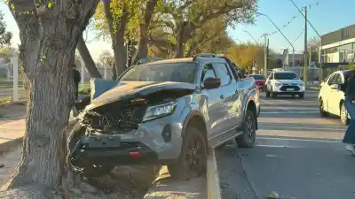 Impactante choque en Capital: una camioneta terminó incrustada contra un árbol y el auto cayó a una cuneta
