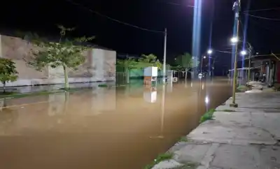 El Río Dulce se desborda en Las Termas: calles convertidas en ríos y evacuaciones nocturnas