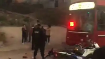 Impactante choque en Alto Comedero: una moto terminó contra un colectivo