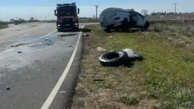Un camión cisterna chocó en la ruta y su acompañante murió en el Hospital Pasteur