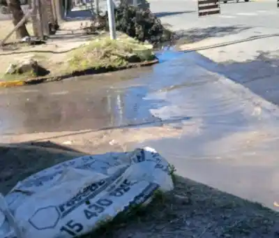 El drama de los vecinos: la basura tapa las rejillas y el agua destruye las calles