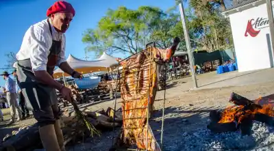 Los secretos de los asadores para lograr un cordero perfecto en la Expo Rural de Salta