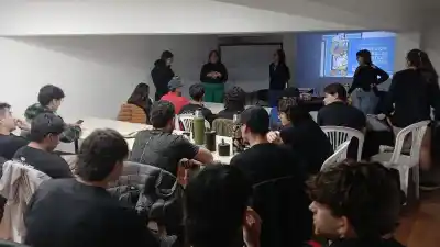 Guardavidas en formación: buceo extremo y trabajo comunitario para proteger los diques