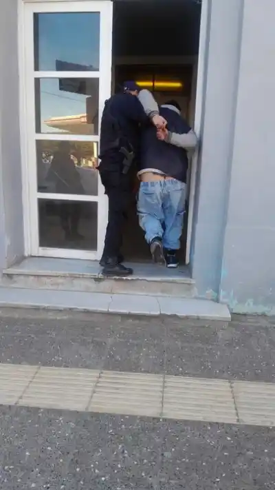Se descontroló en plena calle y desafió a los policías: terminó detenido en Comodoro