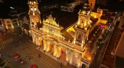 El Milagro se acerca: la Catedral de Salta estrena iluminación que realza su fachada