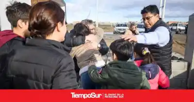 Tras 20 años de espera, tres familias santacruceñas recibieron las llaves de sus casas