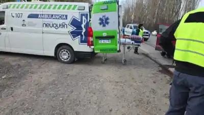 Cayó con su moto a un canal de riego y terminó con hipotermia: el dramático rescate en Neuquén