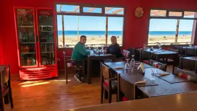 La pareja que apuesta todo al boom energético en la costa rionegrina: su historia y sus planes