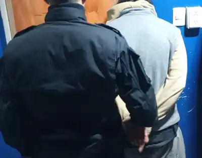 Entró a su casa pese a la prohibición y terminó detenido