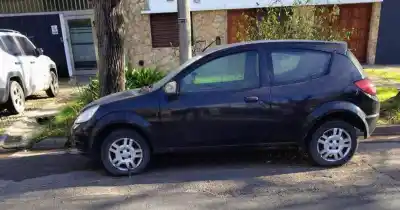 Un auto lleva ocho meses abandonado en 51 y 27 y la vecina ya no sabe a quién reclamar