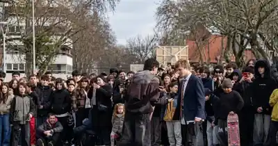 Farmear aura: la batalla de gestos que nació en TikTok y ahora domina Plaza Moreno