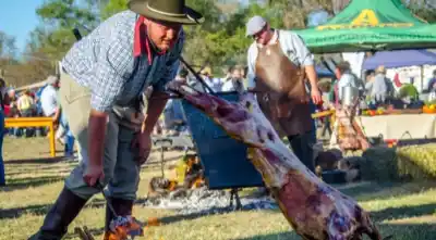 Brasas, secretos de cocción y una tradición que no se apaga en la Expo Rural