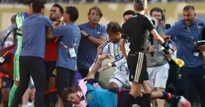 FIFA descargó todo su poder: duras sanciones para la Selección, Paredes y compañía