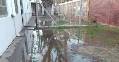 El desagüe cloacal que tiene en vilo a una escuela de Los Hornos