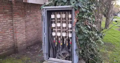 City Bell: un tablero eléctrico sin tapa lleva dos semanas expuesto y un vecino pide una solución urgente