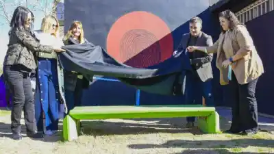 El nuevo mural y banco verde que instalan en Guaymallén y que nadie puede ignorar