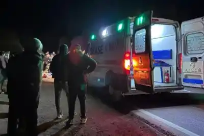 Un nene de 13 años manejaba una moto y chocó contra un camión: la acompañante terminó grave