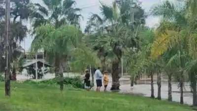 La inusual postal que dejó la furia del Río Dulce en Las Termas: vecinos con cañas en la calle