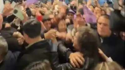 Milei saltó y cantó contra Néstor Kirchner en plena salida de la Bolsa de Rosario
