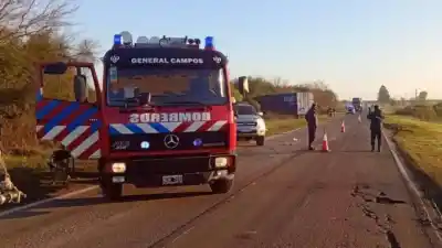 Impactante choque frontal en la ex Ruta 18: el conductor de un auto sufrió graves fracturas