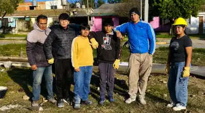 Alumnos de Metán transforman un terreno abandonado en una plazoleta para los bomberos