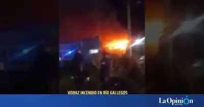Un voraz incendio arrasó con una casa de dos plantas en el barrio José Font