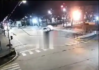 Impactante vuelco en Esquina: un conductor chocó contra la plaza 9 de Julio y su excusa no convenció a nadie