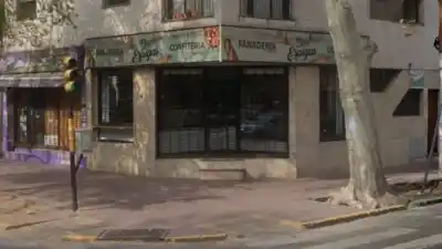 Amenazó a la empleada con un arma y escapó con 70 mil pesos: el insólito robo en una panadería de Ciudad