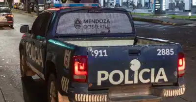Chocó contra un poste en Maipú y el alcohol dejó una sorpresa: dos heridos
