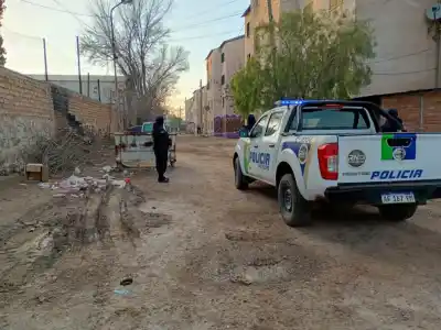 Misterio en Allen: un hombre muere tras atacar a su pareja y herir a un policía