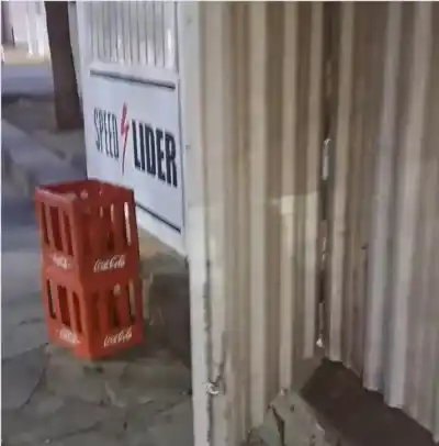 Entraron a un kiosco de la Plaza Desamparados y lo que hicieron dejó a los dueños sin palabras