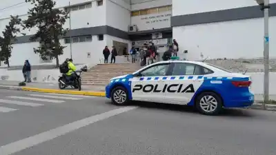 Suspenden las clases en Valentina Sur: los disparos llegaron a cinco metros de un grupo de niños