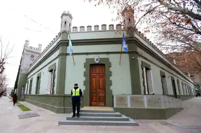 Lo echaron por faltar al trabajo y ahora podrían obligarlo a devolver lo cobrado