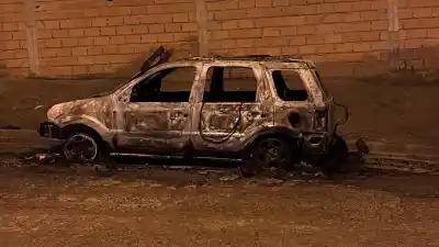 El conductor escapó de las llamas: su camioneta ardió por completo en el San Cayetano