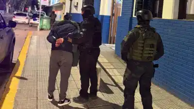 Allanamiento en Barrio Jardín Norte: dos detenidos y un arsenal que sorprendió a los investigadores
