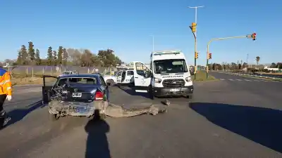 Impactante choque entre un auto y un camión en Ruta 1 y 108: dos heridos tras el violento encontronazo