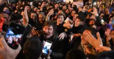 Milei sorprendió en Rosario: salió a la calle y sus seguidores lo recibieron con fervor
