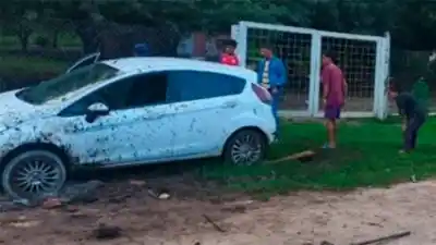 Lo que le pasó a un hombre en La Banda cuando su auto quedó atascado en el barro